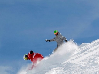  Siga a los instructores de snowboard